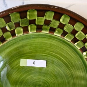 CHOICE of Vintage 1983 collectable MACKENZIE -CHILDS Wittika Pickles heavy lg redware dinner plates in brown/green checkered pattern see all afbeelding 7
