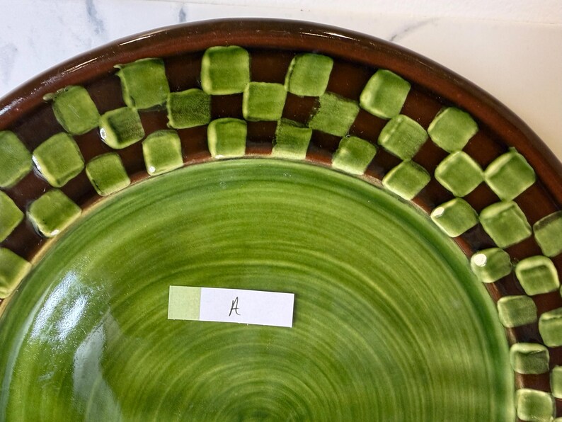 CHOICE of Vintage 1983 collectable MACKENZIE -CHILDS Wittika Pickles heavy lg redware dinner plates in brown/green checkered pattern see all afbeelding 7