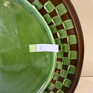 CHOICE of Vintage 1983 collectable MACKENZIE -CHILDS Wittika Pickles heavy lg redware dinner plates in brown/green checkered pattern see all afbeelding 13