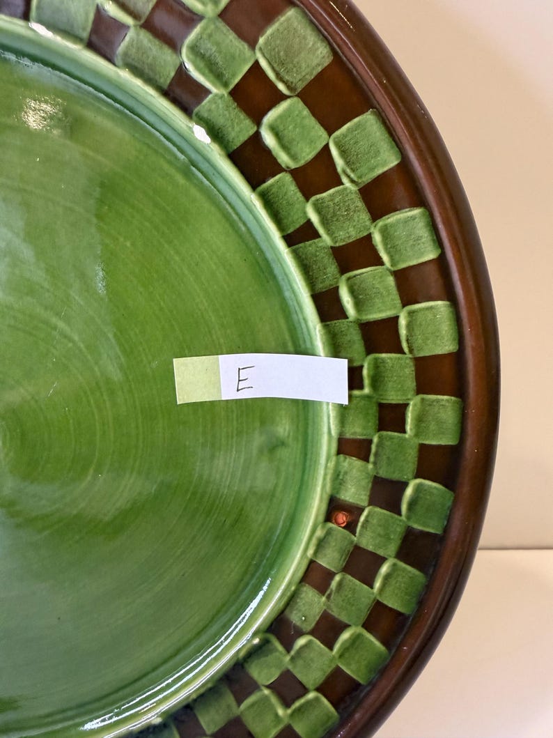 CHOICE of Vintage 1983 collectable MACKENZIE -CHILDS Wittika Pickles heavy lg redware dinner plates in brown/green checkered pattern see all afbeelding 13