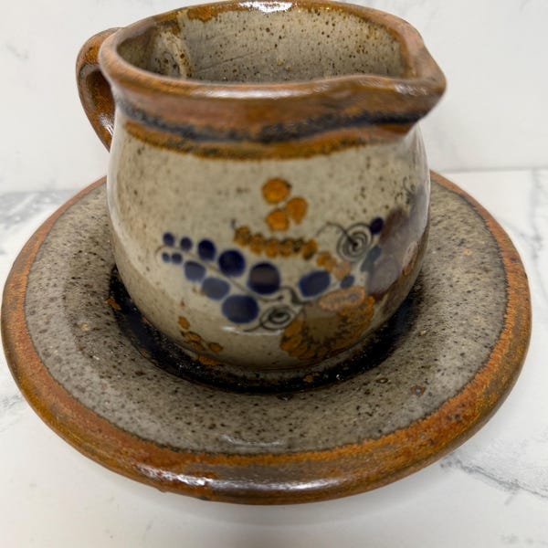 Cremera Tonalá vintage con platillo: cerámica mexicana pintada a mano