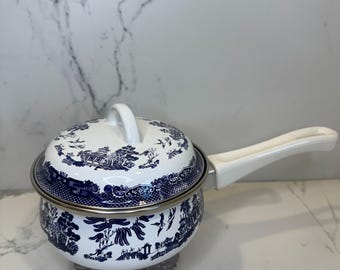 Vintage enamel rare hard to find 1 QT BLUE WILLOW blue and white saucepan and lid with non-stick coating inside pan.
