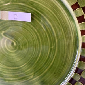 CHOICE of Vintage 1983 collectable MACKENZIE -CHILDS Wittika Pickles heavy lg redware dinner plates in brown/green checkered pattern see all afbeelding 9