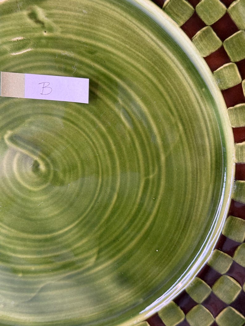 CHOICE of Vintage 1983 collectable MACKENZIE -CHILDS Wittika Pickles heavy lg redware dinner plates in brown/green checkered pattern see all afbeelding 9