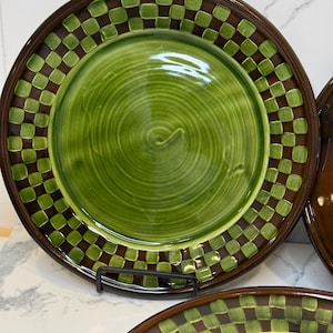 CHOICE of Vintage 1983 collectable MACKENZIE -CHILDS Wittika Pickles heavy lg redware dinner plates in brown/green checkered pattern see all afbeelding 2