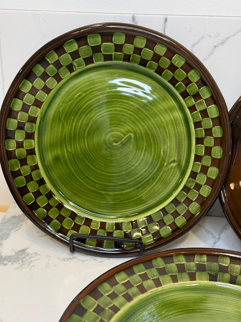 CHOICE of Vintage 1983 collectable MACKENZIE -CHILDS Wittika Pickles heavy lg redware dinner plates in brown/green checkered pattern see all afbeelding 2