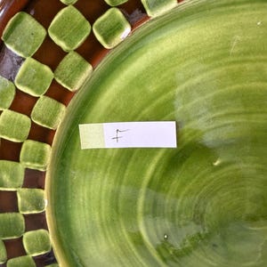 CHOICE of Vintage 1983 collectable MACKENZIE -CHILDS Wittika Pickles heavy lg redware dinner plates in brown/green checkered pattern see all afbeelding 19