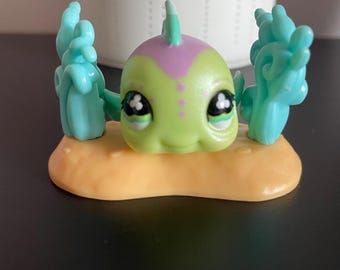 Authentic Hasbro 2007 Littlest Petshop Lil Green Puffer Fish in Coral Reef setting