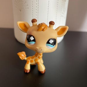 Authentic 2007 Hasbro Littlest Petshop Giraffe figure