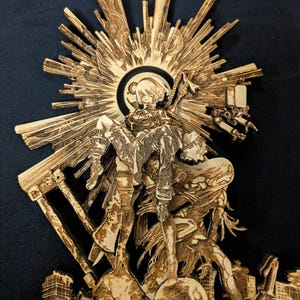 Peut inclure: Une œuvre d'art en bois détaillée représentant une figure avec un halo, des armes et un paysage urbain futuriste. La pièce est finement sculptée avec une finition marron clair, sur fond sombre. L'œuvre présente un design complexe avec plusieurs figures et éléments.