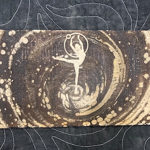Atomic Waltz - Wunderschöne aufwendige Holzgravur-Wandkunst