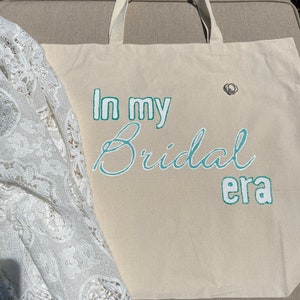 Peint à la main "In My Bridal Era" sac fourre-tout de fiançailles, sac fourre-tout mariée, sac de mariée, cadeau de fiançailles, sac Bachelorette, sac Bachelorette, fourre-tout