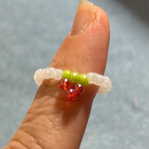 Anello con perline di fragola