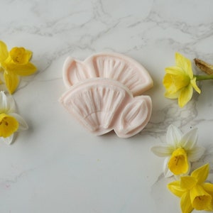 Botanically correct miniature daffodil veiner