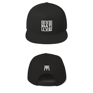 Może przedstawiać: Czarna czapka z daszkiem z białym haftem. Z przodu widnieje napis "808 Native" w kwadracie, a z tyłu stylizowane "E".