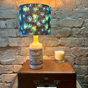 Lampada a forma di bottiglia di gin Rock Rose Winter Edition con paralume a scelta