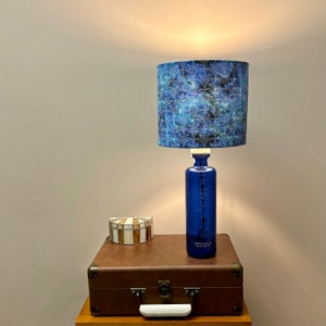 Lampada a forma di bottiglia di gin Downpour con paralume