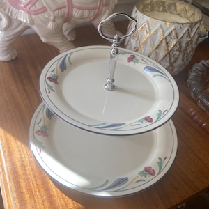 Piatto da portata a due livelli con manico, in porcellana Lenox, con decorazione di papaveri su sfondo blu, in perfette condizioni.