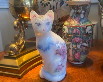 Chat opalescent peint à la main Fenton, signé par Kitty Riley - livraison gratuite