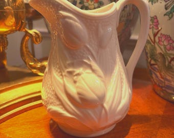 Dzbanek porcelanowy Boehm Tulip z lat 50. XX wieku, nr 802, biały, z wypukłą płaskorzeźbą