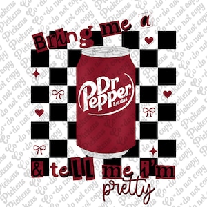 Puede incluir: Un fondo a cuadros rojo y blanco con una lata roja de Dr Pepper. La lata tiene las palabras "Dr Pepper" y "Est. 1885" en ella. El texto "Bring me a & tell me I'm pretty" está escrito en letras negras en la imagen.