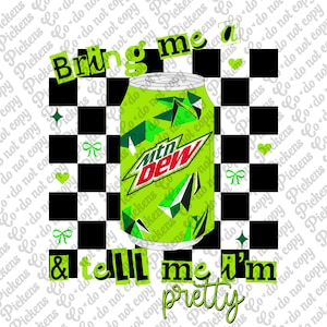 Puede incluir: Una lata verde y negra de Mountain Dew con el texto "Bring me a & tell me I'm pretty" en un fondo de cuadros negros y blancos.