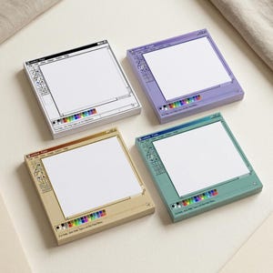 Könnte beinhalten: Vier quadratische Haftnotizblöcke mit dem Design einer Retro-Computer-Malprogramm-Oberfläche. Jeder Block hat eine weiße Mitte, eine Werkzeugleiste links, eine Farbpalette unten und Menüleisten oben. Die Blöcke sind in Weiß, Lila, Beige und Blaugrün gehalten.