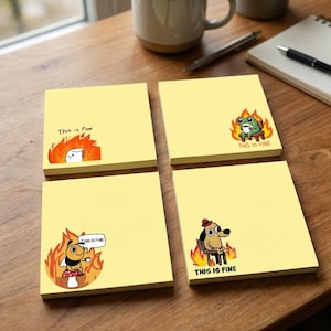 Op de afbeelding: Vier vierkante gele memoblaadjes met cartoonillustraties van figuren die in vuur zitten met de tekst This is Fine. Eén toont een wit figuur, één een groene kikker, één een bij op een paddenstoel en één een bruine hond met een rode hoed.