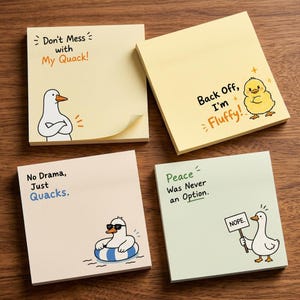Könnte beinhalten: Vier quadratische Haftnotizblöcke mit Entenillustrationen und Text. Sie zeigen die Aufschriften Don't Mess with My Quack!, Back Off, I'm Fluffy!, No Drama, Just Quacks. und Peace Was Never an Option. mit einer Ente, die ein NOPE-Schild hält.