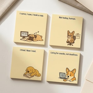 Peut inclure: Quatre blocs-notes carrés jaune clair illustrés de chiens et de textes. En haut à gauche : un carlin qui dort avec 'I came, I saw, I took a nap.' En haut à droite : un bouledogue français avec 'Not today, human.' En bas à gauche : un golden retriever avec 'I tried. Now I rest.' En bas à droite : un corgi avec 'Living for snacks, not deadlines.'