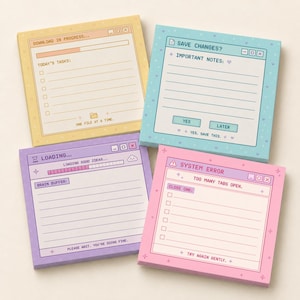 Peut inclure: Quatre blocs de notes adhésives carrés de couleur jaune, bleue, violette et rose, arborant chacun un design d'interface informatique rétro. Le bloc jaune indique DOWNLOAD IN PROGRESS, le bleu SAVE CHANGES, le violet LOADING et le rose SYSTEM ERROR.