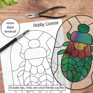 Peut inclure: Téléchargement numérique d'un modèle de vitrail pour un insecte avec une fleur sur le dos. Le motif est en noir et blanc et comprend des conseils, des astuces et des fichiers SVG compatibles Cricut.