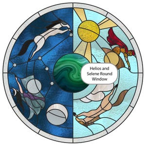 Könnte beinhalten: Rundes Buntglasfenster mit einem himmlischen Thema. Das Design ist in Quadranten mit einem zentralen grünen Wirbel unterteilt. Dargestellt sind ein weißes Pferd, eine Sonne, Figuren und der Text "Helios and Selene Round Window". Das Fenster hat einen silbernen Rand.