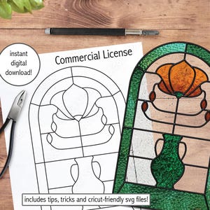 Può includere: Un download digitale di un design per una finestra in vetro colorato con un fiore stilizzato in un vaso. Il design è delineato in nero e include istruzioni per la creazione della finestra in vetro colorato. Il design è disponibile con una licenza commerciale.