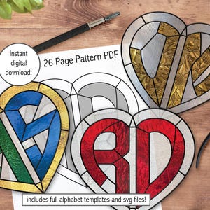 Könnte beinhalten: Eine Sammlung herzförmiger Glasmalereimuster in verschiedenen Farben, darunter Blau, Grün, Rot und Gold, mit den Buchstaben "AD", "VE" und "AS". Das Bild enthält ein 26-seitiges PDF-Muster und den Text "sofortiger digitaler Download!"