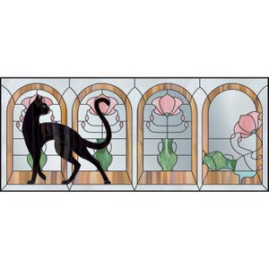 Puede incluir: Un diseño de ventana de vitral con una silueta de gato negro frente a tres ventanas arqueadas con flores rosas y jarrones verdes.
