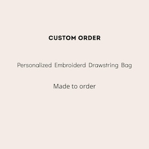Peut inclure: Sur un fond beige clair, le texte indique "CUSTOM ORDER", "Personalized Embroidered Drawstring Bag" et "Made to order". La typographie est simple et moderne, suggérant un produit personnalisé.