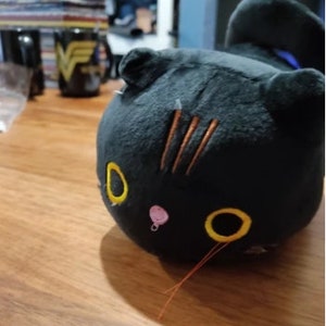 Peluche chat noir fabriquée à la main | Doux 20 cm, cadeau parfait pour les enfants
