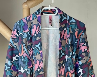 Veste Manga Urbaine | Graffiti Multicolore | Jinbei Art Urbain | Chandail Kimono | Cadeau Unique pour Elle et Lui