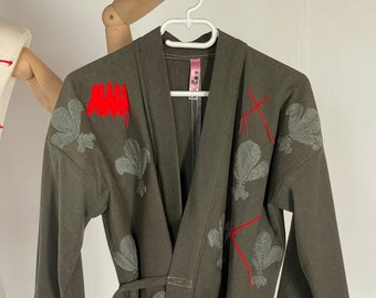 Chaleco japonés bordado con Fleur de Lys gris y patrones abstractos rojos / Jinbei revisited / Chaqueta japonesa unisex / Top kimono / Regalo de moda