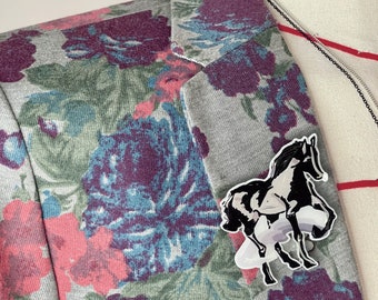 Bijou Broche Cheval Noir et Blanc | Attache Thème Équestre | Accessoire Costume Chic | Idée Outfit Homme Femme | Cadeau Amoureux des Animaux