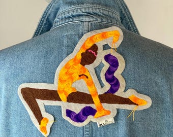 Patch brodé gymnaste ruban Paris 2024 | Design unique fait main | Cadeau sport GRS | Couleurs vives | Broderie chic French touch