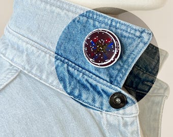 Broche Hommage Art Africain | Emblème Tribal Pailleté | Bijou Fait Main Ethnique | Accessoire Bohème Chic | Cadeau Original Fait Main