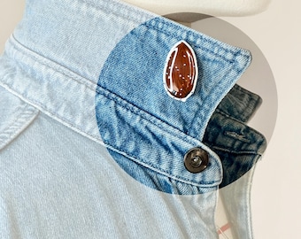 Broche Dessin Amande | Résine Doming Avec Paillettes Éclatantes | Bijou Gourmand Artisanal | Style Fruits à Coque | Cadeau Fait Main Maman