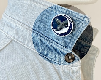 Épinglette Plumes Poules Blanches | Broche Bleu Profond Inspiration Nature | Bijou Pailleté Fait Main | Cadeau pour Amoureux Plumage Animaux