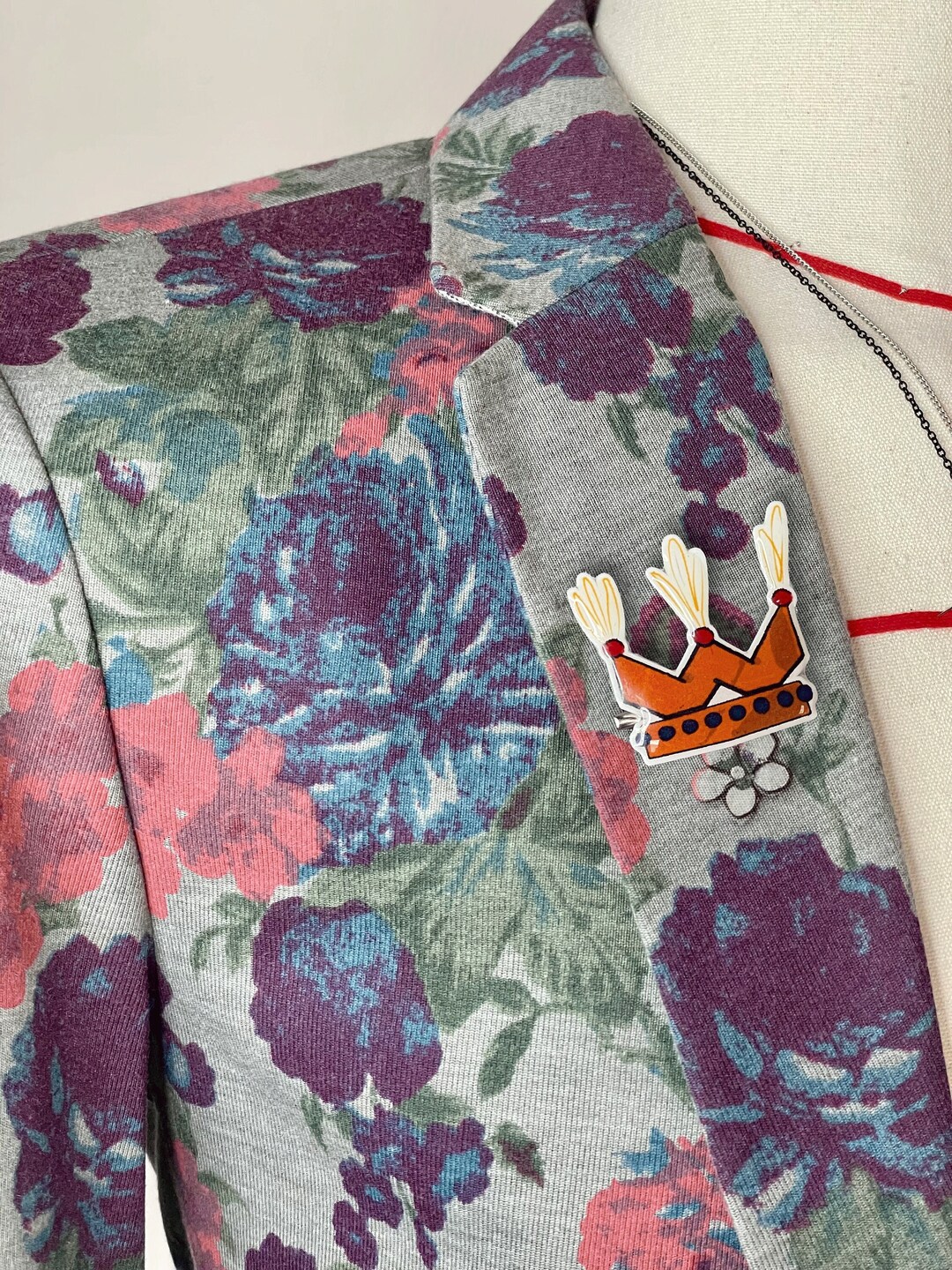 Broche Ancienne En Argent - Motif Couronne Royale Avec Cœurs Et Fleur De Lys Vendée - Occasion