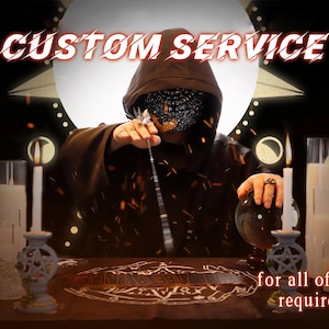 以下が含まれることがあります： 暗いフード付きローブとマスクを着た人物が魔法の杖を持っている画像。テキスト「CUSTOM SERVICE」と「for all of your requirement」が表示されています。ろうそくとクリスタルボールが神秘的な雰囲気を醸し出しています。