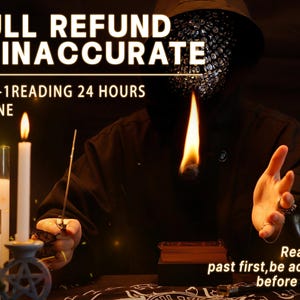 Op de afbeelding: Een persoon in een donkere mantel met capuchon en een met kristallen bedekt masker zit achter een tafel met kaarsen, een glazen bol en een kaartspel. De tekst luidt: FULL REFUND IF INACCURATE, 1-ON-1 READING 24 HOURS ONLINE, Read your past first.