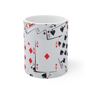 Taza de póker de cerámica con diseño de naipes. Taza de café de casino, regalo para amantes del póker. Taza minimalista de juego de cartas.
