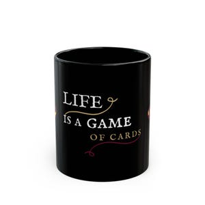 Das Leben ist ein Spiel der Karten Schwarze Tasse - Keramik Poker Kaffeetasse - Geschenk für Kartenspieler, Kasino-Stil Trinkgefäß